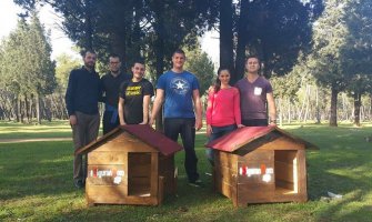 Omladina SD postavljanjem kućica za pse obilježila Svjetski dan napuštenih životinja