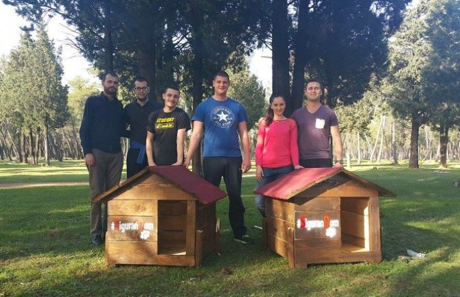 Omladina SD postavljanjem kućica za pse obilježila Svjetski dan napuštenih životinja
