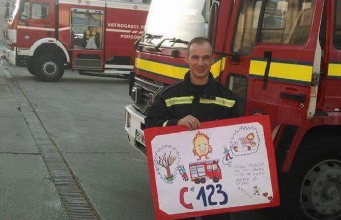 Hrabri vatrogasac pomogao porodici Vidić nakon požara, pa ostao bez posla