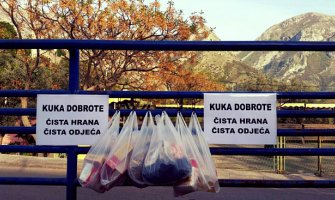 Forum mladih Bošnjačke stranke postavio Kuke dobrote u Baru (FOTO)