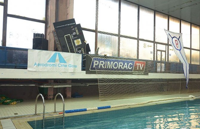 Poslanici zasijedali na bazenu u Kotoru