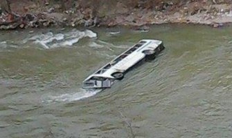 Peru: Autobus sletio u rijeku, 23 osobe poginule