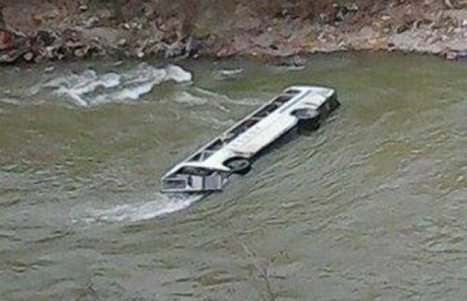 Peru: Autobus sletio u rijeku, 23 osobe poginule