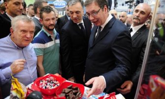 Vučić počastio Vujanovića bombonama i medenim srcem