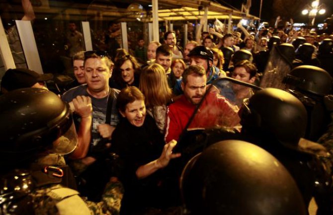 Skoplje: Sukobi policije i demonstranata, ima povrijeđenih (FOTO/VIDEO)