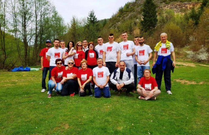 Mlad SD organizovali akciju čišćenja izletišta ''Perova luka''. 