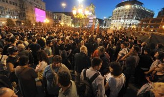 Protesti u Skoplju nastavljeni: Jajima i farbom na Ministarstvo kulture