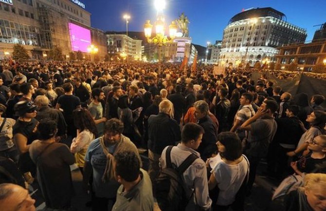 Protesti u Skoplju nastavljeni: Jajima i farbom na Ministarstvo kulture