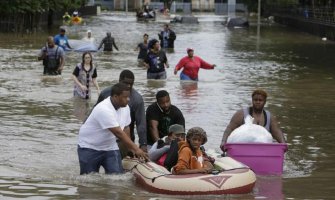 Vanredno stanje u Hjustonu: Spasavanje ljudi, konja (FOTO)