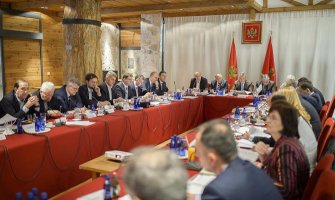 Ograničavanje i odgovorno planiranje javne potrošnje kao i upravljanje javnim dugom