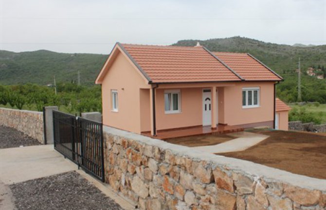 Kovačević uručila ključeve kuće petočlanoj porodici Vučković(FOTO)