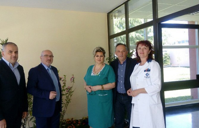 Poklonili cvijeće osoblju u Dječijoj bolnici: Za ljepši rad i manje stresa