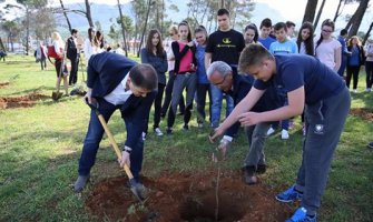 Zaposleni u Ministarstvu i učenici posadili 1.000 sadnica