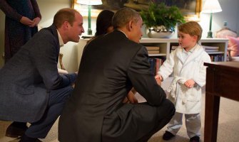 Maleni princ Džordž u pidžami dočekao Baraka Obamu