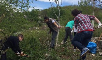 Savjet mladih DPS Nikšić uredio kupalište u Pokloncima