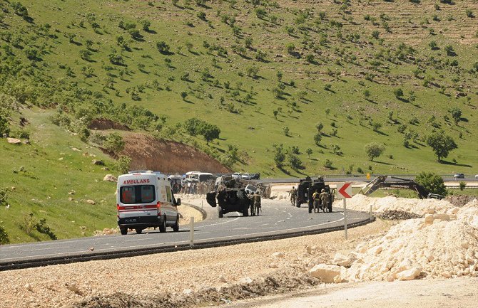 U napadu terorista ranjeno 12 policajaca i civil