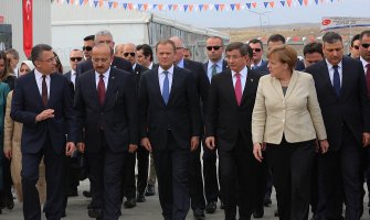  Merkel dobila poklone i poljupce od najmlađih izbjeglica iz Sirije(FOTO)