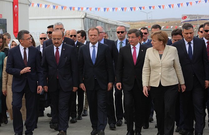  Merkel dobila poklone i poljupce od najmlađih izbjeglica iz Sirije(FOTO)