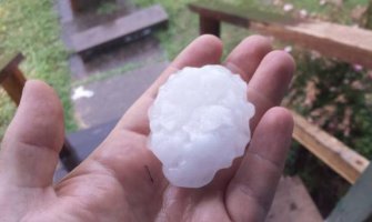 Grad veličine loptice za golf usmrtio osam ljudi