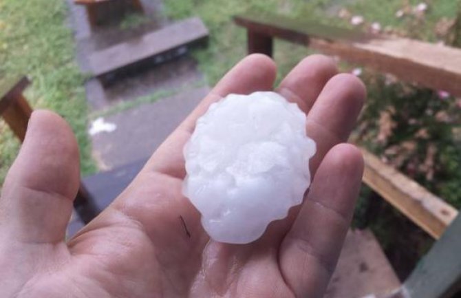 Grad veličine loptice za golf usmrtio osam ljudi