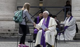 Papa Franjo mladima:  Sreća nije aplikacija na mobilnom telefonu