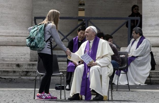 Papa Franjo mladima:  Sreća nije aplikacija na mobilnom telefonu