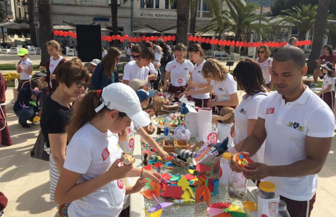 Učenici i nastavnici sakupili hiljadu eura za porodice sa više djece