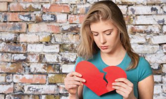 Četiri znaka da patiš za bivšim!