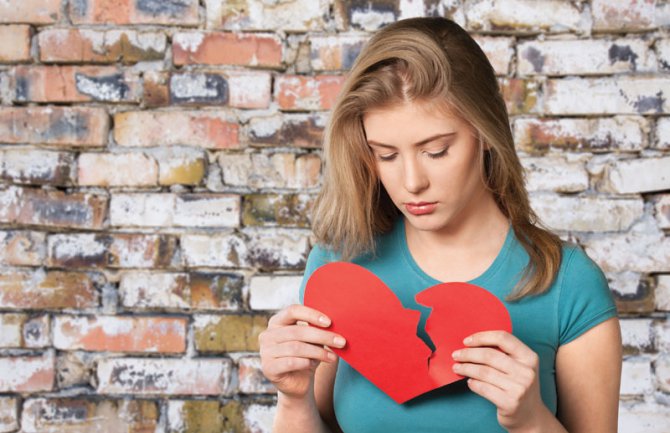 Četiri znaka da patiš za bivšim!