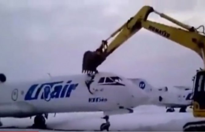 Nezadovoljni radnik bagerom uništio avion!(VIDEO)