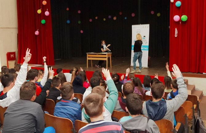 #SurfujPametno: Učenici šestog i sedmog razreda uče o internetu kroz pozorišnu predstavu