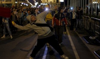 Demonstranti zapalili fotografiju Ivanova