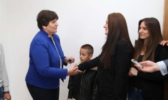 Bar:  Kovačević uručila ključeve stana samohranoj majci