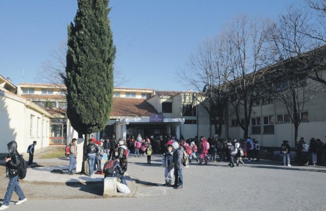 Šaković priveden zbog maltletiranja dječaka, udario ga u dvorištu škole