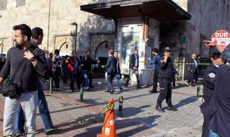  Žena se raznijela bombom kod džamije, 10 ranjeno (Video)