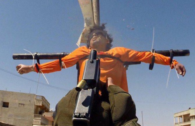 ID razapela dvojicu muškara na krst (FOTO)