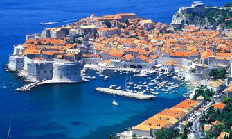 Dubrovnik: Turistima zabranjeno da se šetaju u nepristojnim odjevnim kombinacijama