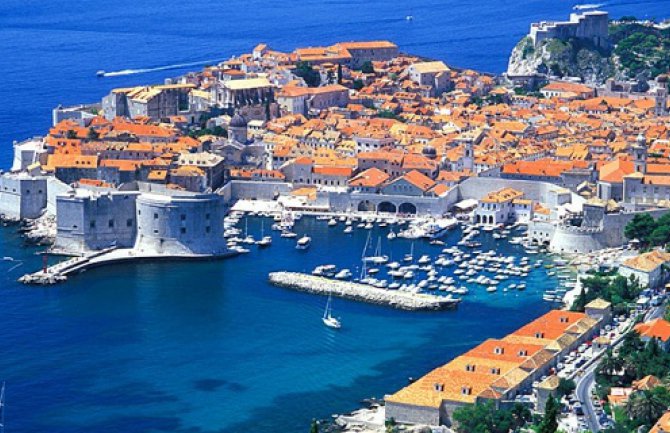 Dubrovnik: Turistima zabranjeno da se šetaju u nepristojnim odjevnim kombinacijama