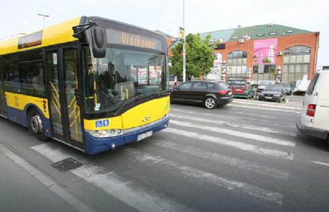 Autobus udario dijete i trudnicu na pješačkom 