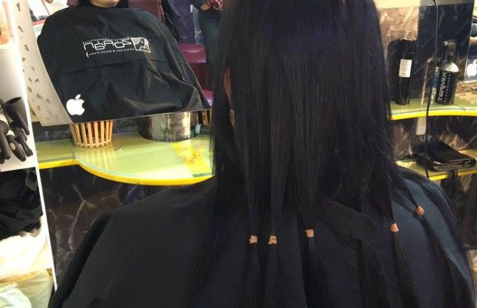 Volonterke i zaposlene Crvenog krsta i Romkinje sa Konika donirale kosu