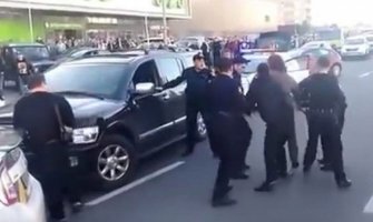 Sedam policajaca na pijanog zlatnog rvača (VIDEO)  