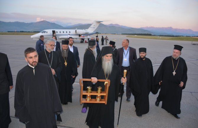 Blagodatni oganj iz Jerusalima stigao u podgorički Saborni hram