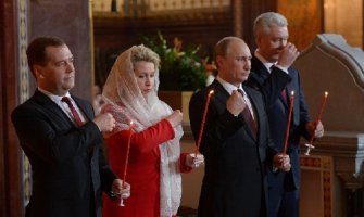 Vaskršnjoj liturgiji u Moskvi prisustvovali Putin i Medvedev (VIDEO)