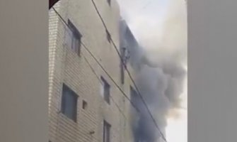 Majka bacila kroz prozor svoju djecu, a onda i sama skočila (VIDEO)