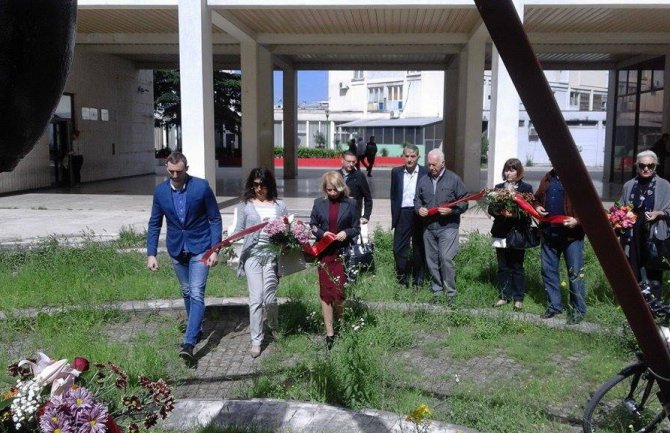 Delegacija SNP-a položila cvijeće na Spomenik žrtvama bombardovanja Podgorice