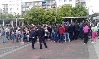 Građani se okupili na trgu, kreću u potragu za Ognjenom (FOTO)