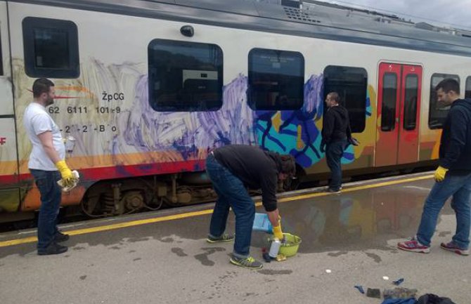 Stranci na novim vozovima crtali grafite iz zabave, sad ih čiste po kazni (VIDEO)