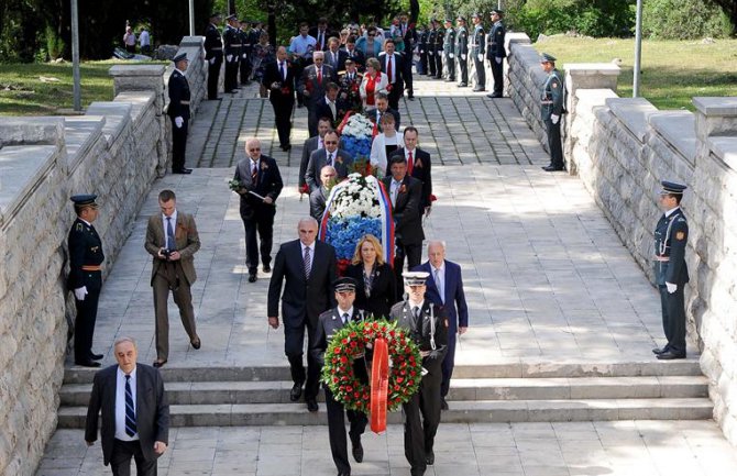 Delegacija Crne Gore položila vijenac na spomenik Partizanu borcu na Gorici