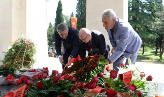 Delegacija Glavnog grada položila vijenac na spomenik Partizanu borcu 