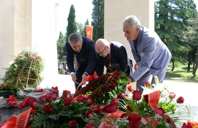 Delegacija Glavnog grada položila vijenac na spomenik Partizanu borcu 